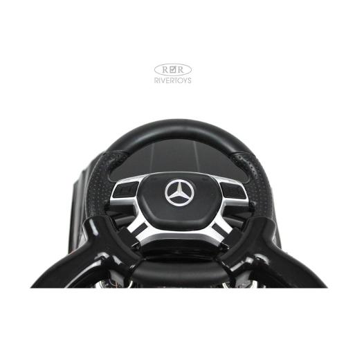 Детский толокар Mercedes-Benz GL63 RiverToys А888АА-М чёрный фото 7